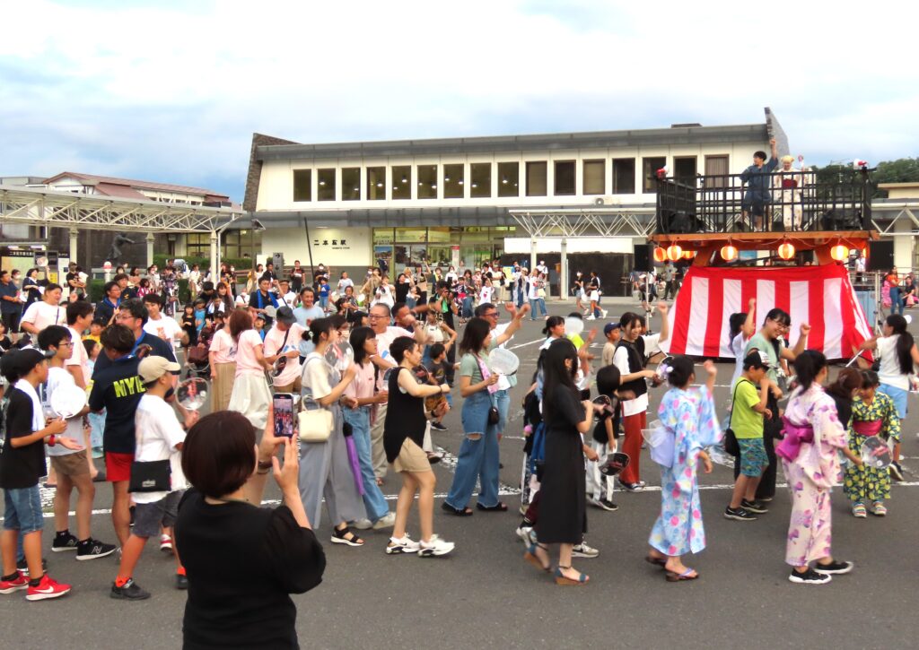 新たな風物詩に…２大夏祭りにぎわう