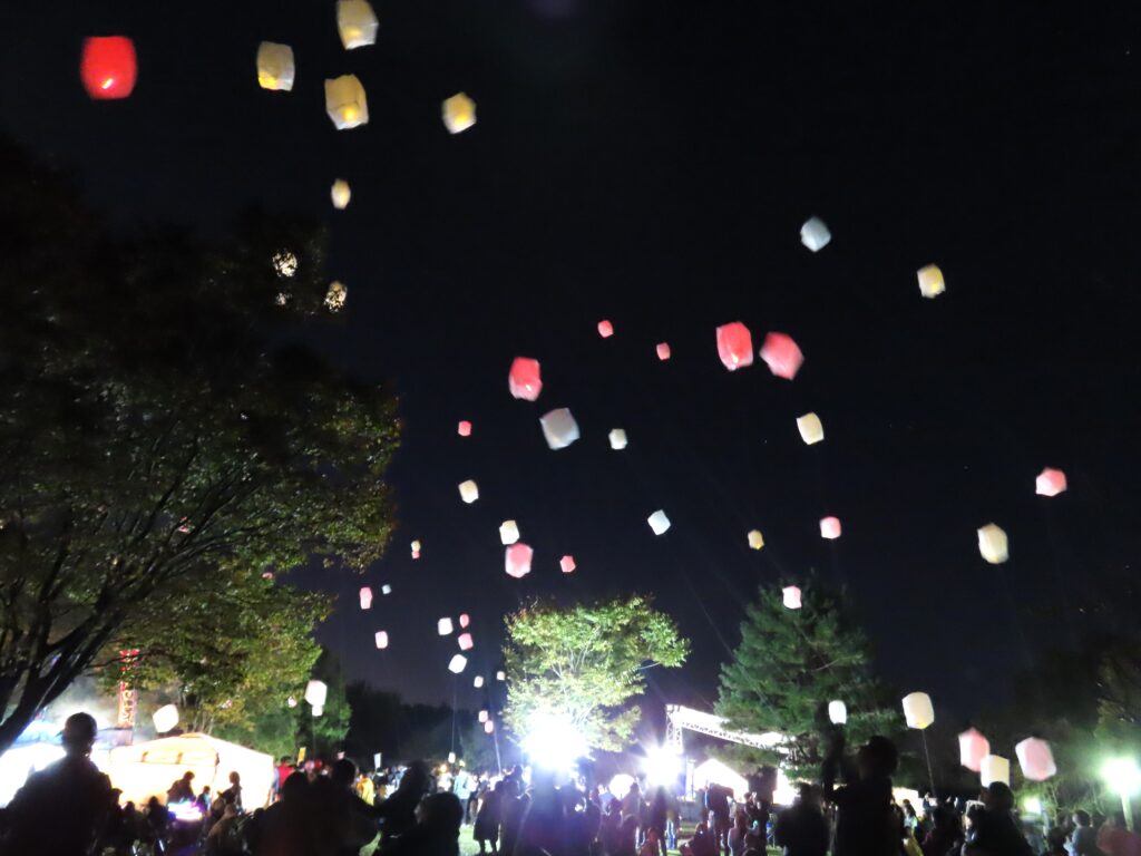 福幸祭、ほんとの空にランタン舞う