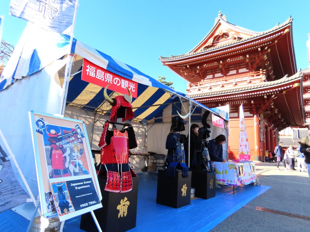 東京・浅草寺で甲冑着付け体験、観光客に人気