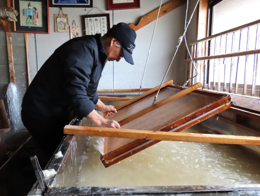 厳寒から生まれる良質の和紙、上川崎で紙漉きピーク